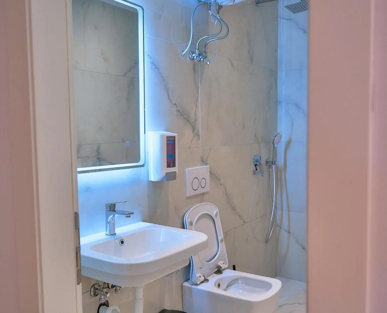 Kalpazo Inn 티라나 3*,